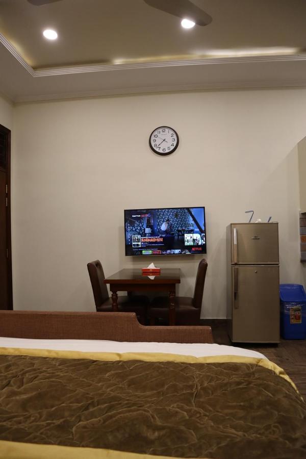 Hayyat Luxury Hotel Suites Лахор Екстериор снимка