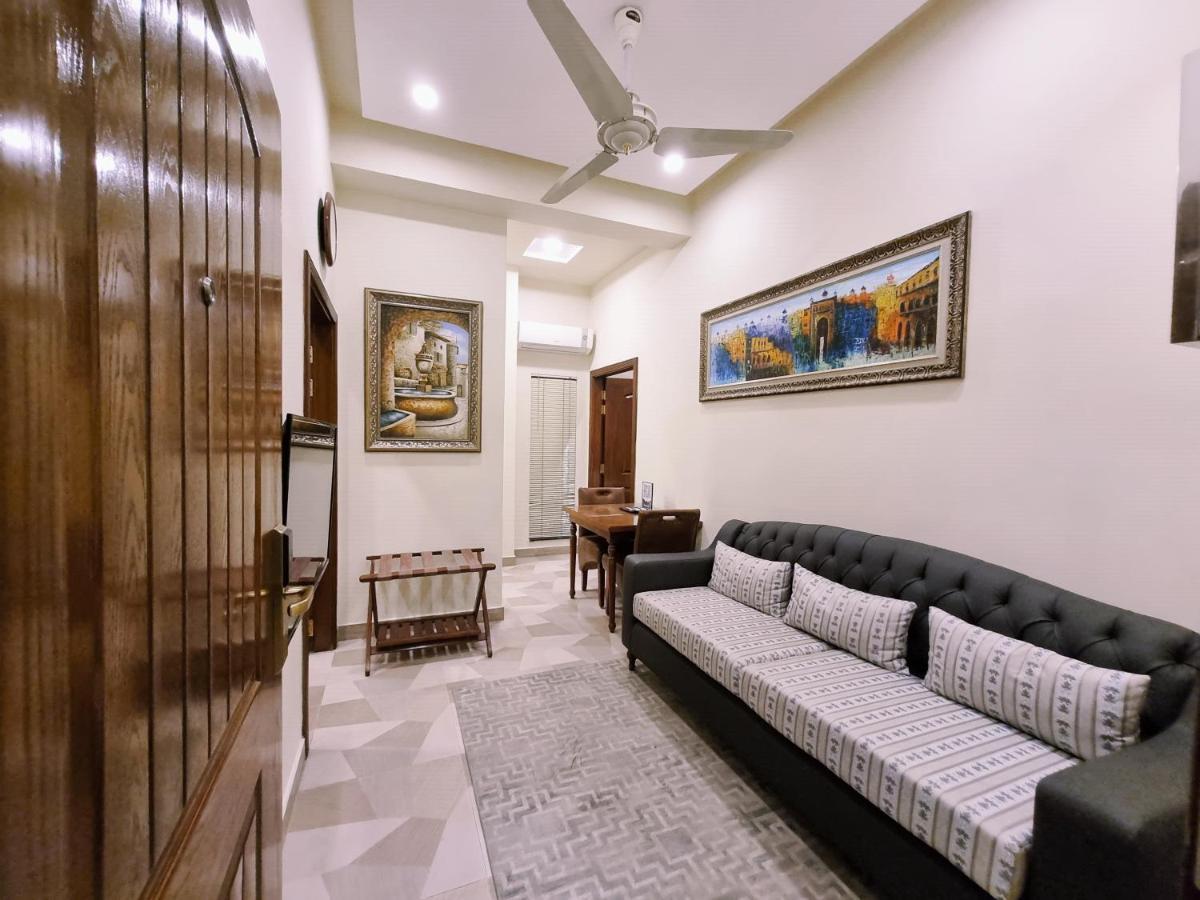 Hayyat Luxury Hotel Suites Лахор Екстериор снимка