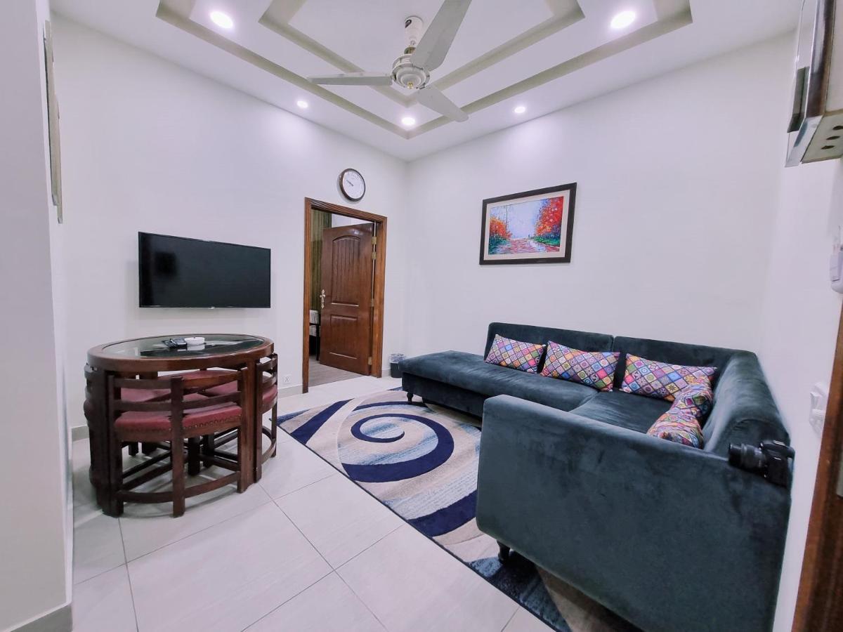 Hayyat Luxury Hotel Suites Лахор Екстериор снимка